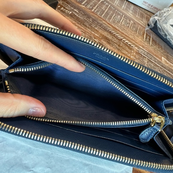 AUTHENTIC PRADA SAFFIANO LEATHER TRIANGLE LOGO ZIP WALLET - Picture 8 of 16